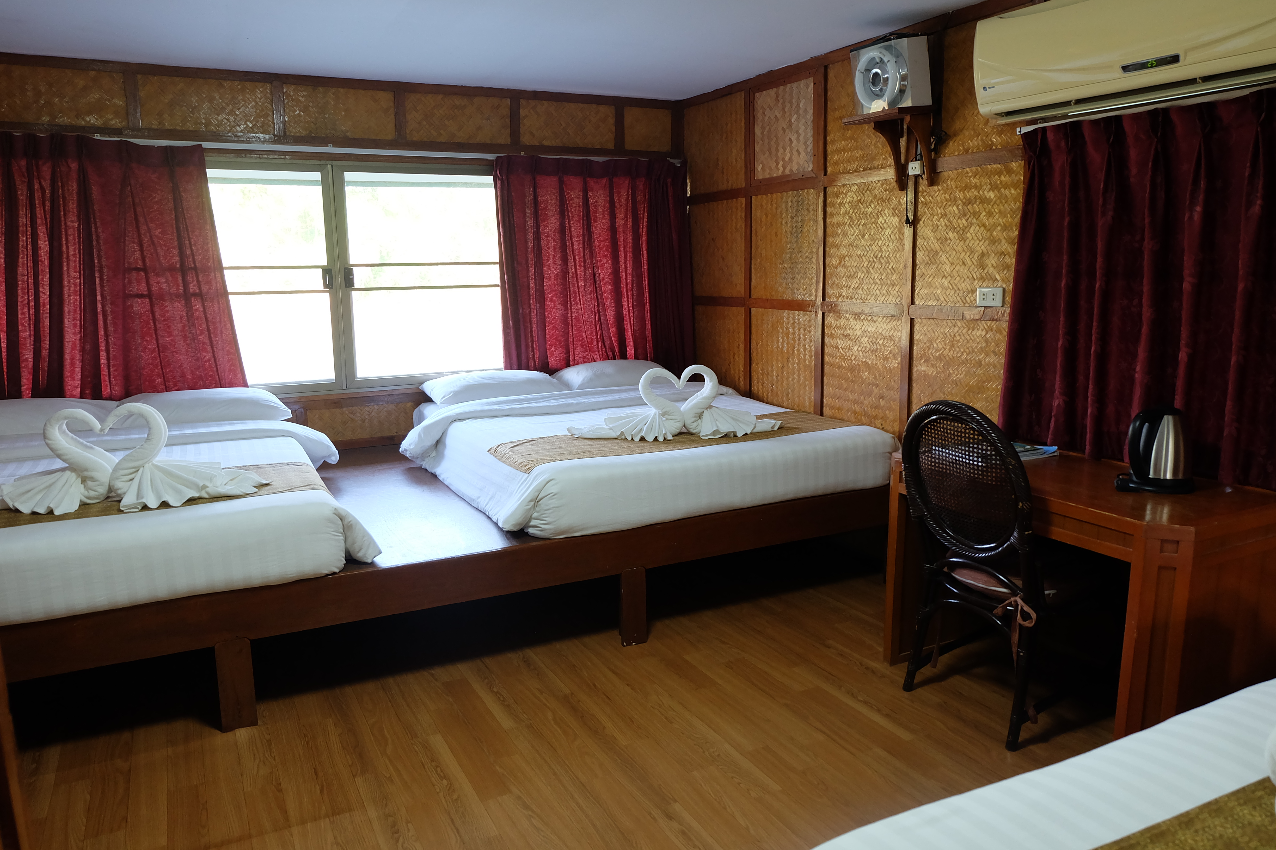 FLOATING   HOUSE  ( 6  PERSONS )
